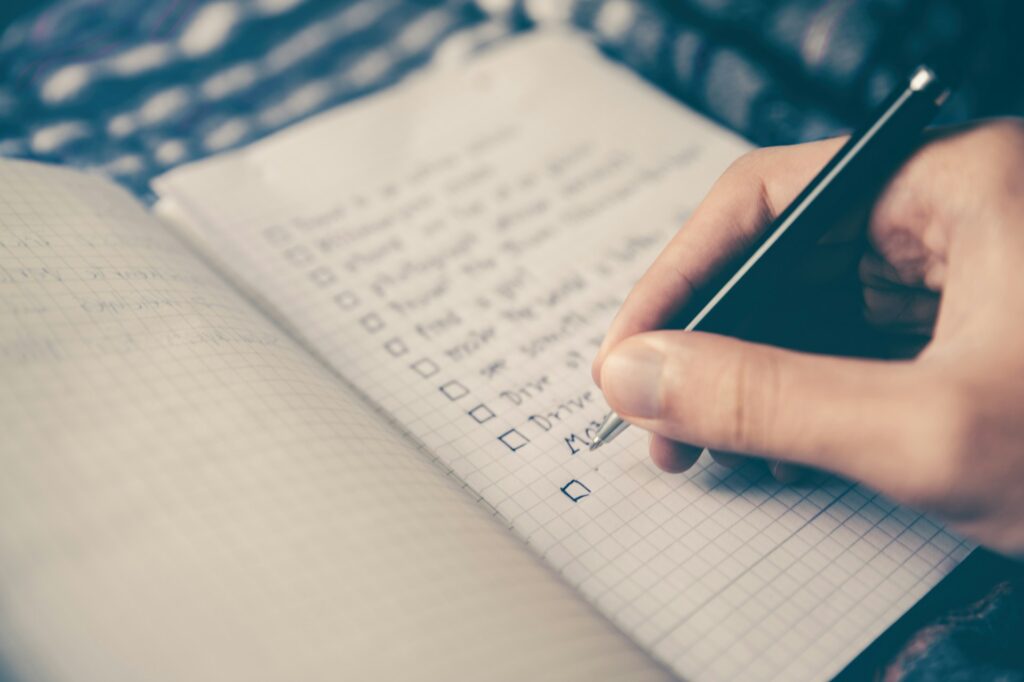 marketingowiec zapisuje plan działań marketingowych przedsiębiorstwa